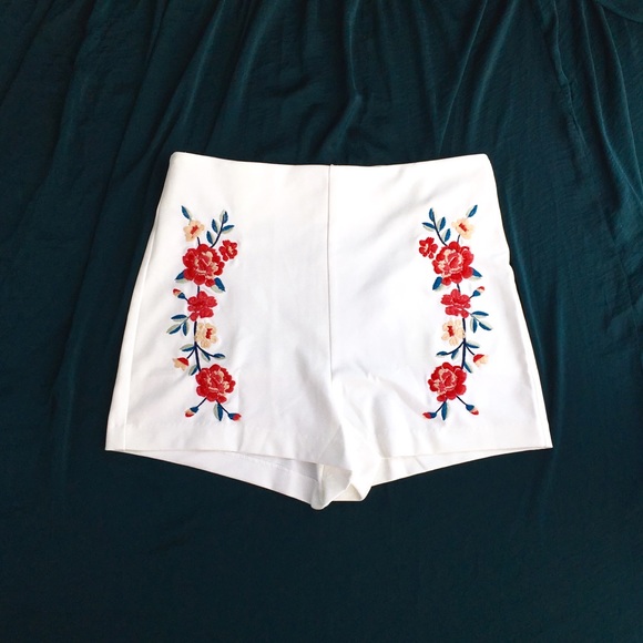 AKIRA Pants - "Veronica" Ivory Floral Embroidered Shorts, M